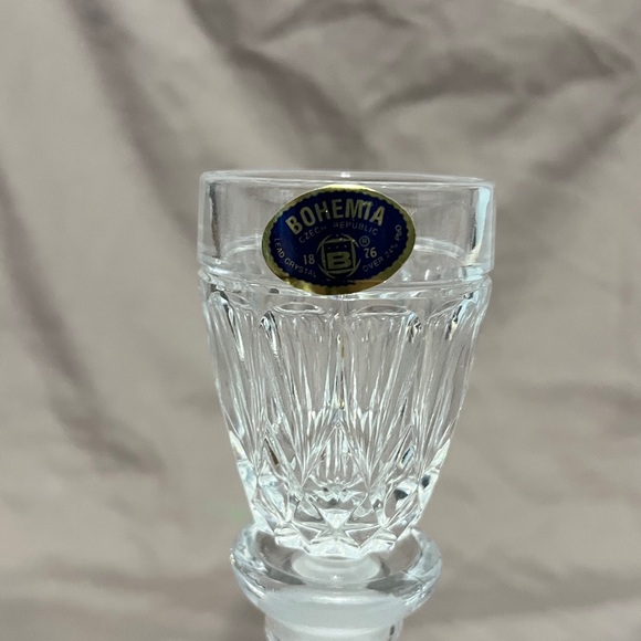 Bohemia crystal small cut glass decanter with a small crystal cup as a stopper. - Picture 5 of 10